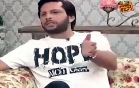 ഹിന്ദി സീരിയല്‍ കണ്ട് മകള്‍ ആരതി ഉഴിഞ്ഞു; ദേഷ്യം വന്ന് ടിവി തല്ലിപ്പൊളിച്ചെന്ന് അഫ്രീദി, വീഡിയോ