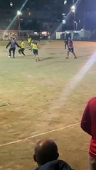 Carlos Tevez jugó un picante partido en Fuerte Apache