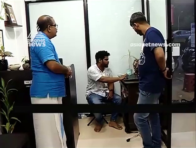 ദൂരിതാശ്വാസ ഫണ്ട് കുറഞ്ഞു; ബ്യൂട്ടി പാര്‍ലര്‍ ജീവനക്കാരനെ സിപിഎം പ്രവര്‍ത്തകര്‍ മര്‍ദ്ദിച്ചതായി പരാതി