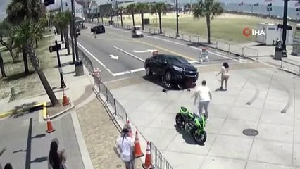 Otomobilin altında kalan motosikletliyi aracı havaya kaldırarak kurtardılar