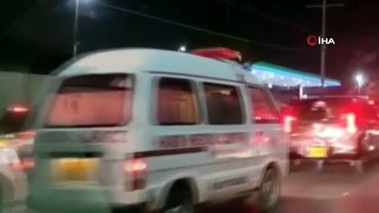 Pakistan'da akaryakıta gelecek zam öncesi istasyonlarda uzun kuyruklar oluştu