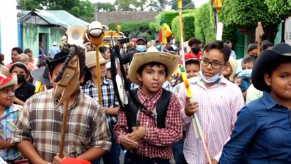 Niñez de Masatepe participa del carnaval a “Caballito de Palo”