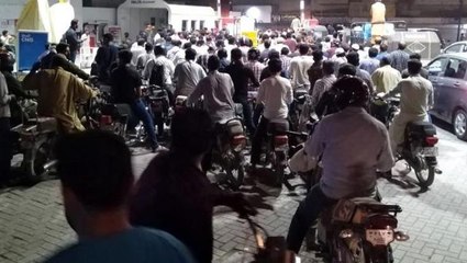 Pakistan'da akaryakıta gelecek zam öncesi istasyonlarda uzun kuyruklar oluştu