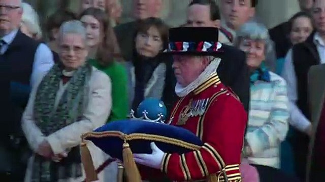 Queen triggers beacon lighting to mark Platinum Jubilee