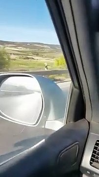 Adelanta en patinete a un coche casi a 100 kilómetros por hora