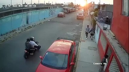 “Amiga, date cuenta”, un joven corrió y dejó que su novia sea asaltada por antisociales