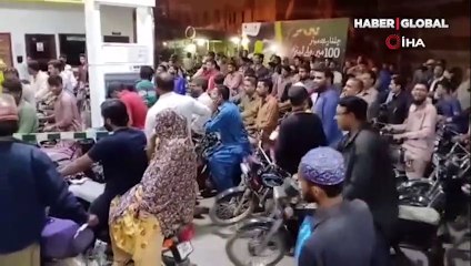 Akaryakıta gelecek zam öncesi istasyonlarda uzun kuyruklar oluştu