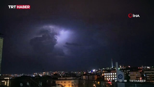 Ankara'da şimşekler geceyi aydınlattı