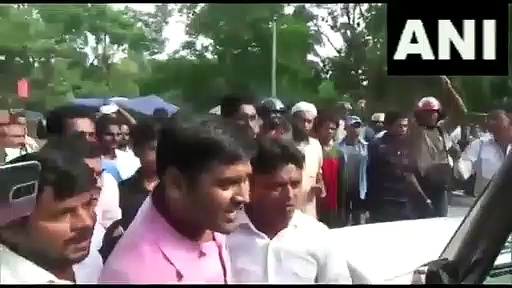 സീറ്റ് ബെല്‍റ്റ് ഇട്ടില്ല; പൊലീസിനെ തെറിവിളിച്ച് നാട്ടുകാര്‍, വീഡിയോ