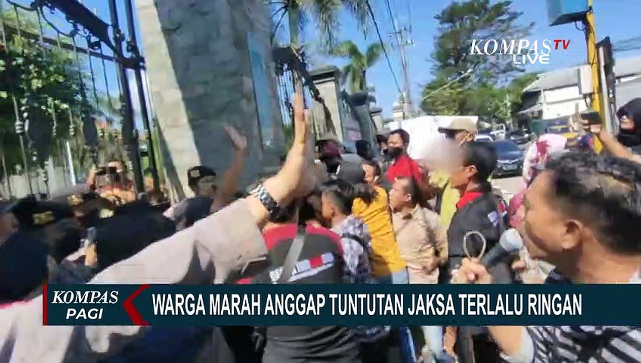 Saling Dorong, Unjuk Rasa Kasus KDRT di Kediri Berujung Ricuh