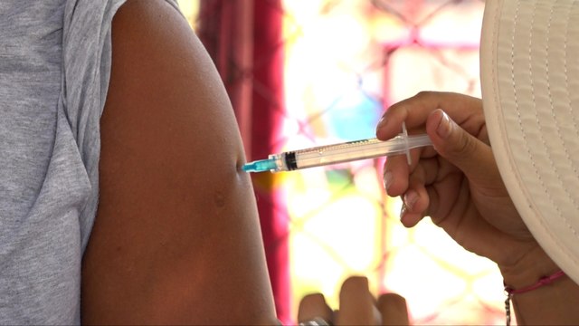 Minsa inmuniza a pobladores del barrio Adolfo Reyes contra la Covid-19