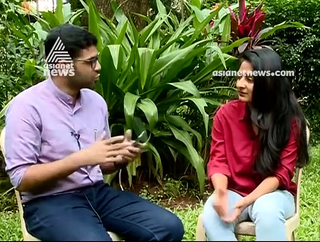 ദൃശ്യത്തിലെ അനുവിൽ നിന്ന് ഓളിലെ മായ വരെ; സിനിമാ അനുഭവങ്ങളെക്കുറിച്ച് പറഞ്ഞ് എസ്തർ