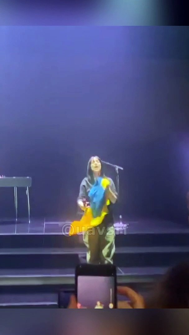 ⁣Билли Айлиш спела с украинским флагом на своем концерте в Германии | Біллі Айліш заспівала з українс