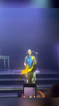 Билли Айлиш спела с украинским флагом на своем концерте в Германии | Біллі Айліш заспівала з українським прапором на своєму концерті в Німеччині