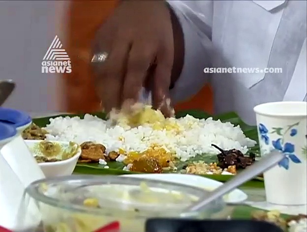 വാഴയിലയിൽ നിറക്കൂട്ടുകൾ ചാലിച്ച് ഒരു ചിത്രകാരൻ!