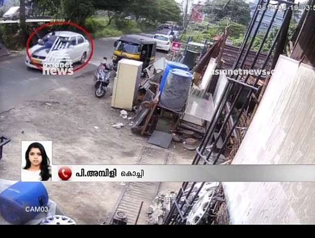 വഴിയാത്രക്കാരനെ ഇടിച്ചിട്ടു; ബോണറ്റിൽ വീണ യാത്രക്കാരനുമായി കാർ സഞ്ചരിച്ചത് 400 മീറ്റർ