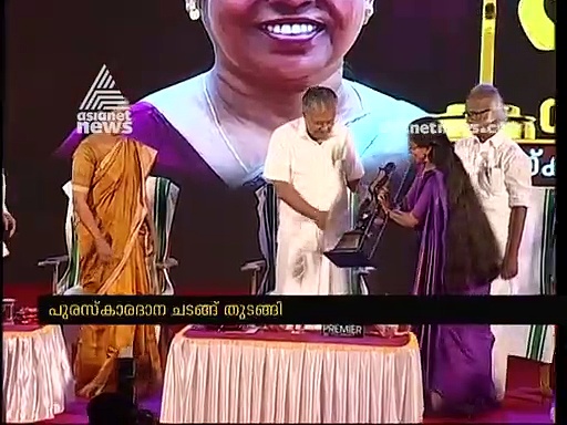 ഏഷ്യാനെറ്റ് ന്യൂസിന്റെ സ്ത്രീശക്തി പുരസ്‌കാരം  കെ കെ ശൈലജക്ക് മുഖ്യമന്ത്രി സമ്മാനിച്ചു