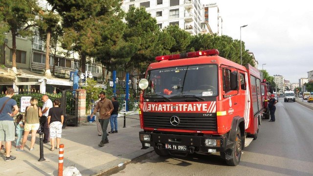 Kadıköy'de restoranda yangın çıktı, bina sakinleri sokağa döküldü