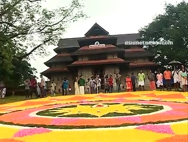 52 അടി വിസ്തീർണ്ണം,1200 കിലോ പൂക്കൾ; ഭീമൻ പൂക്കളമൊരുക്കി തൃശൂർ