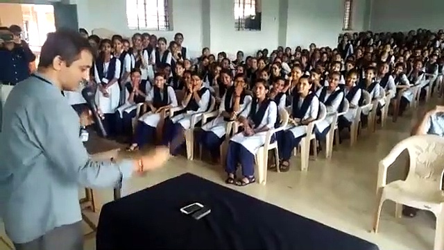 ക്ലാസ്സ് റൂമിൽ മൊബൈൽ ഉപയോഗിച്ചതിന് ഫോണുകൾ തല്ലിപ്പൊട്ടിച്ച് പ്രിൻസിപ്പാൾ