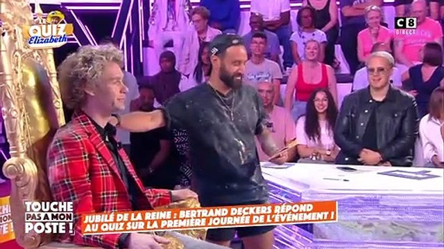 Cyril Hanouna asperge ses chroniqueurs de chocolat en poudre dans Touche pas à mon poste .