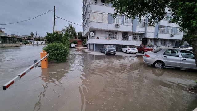 İçme suyu borusu patladı, ev ve iş yerlerini su bastı