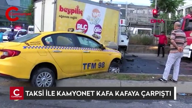 Gaziosmanpaşa'da taksi ile kamyonet kafa kafaya çarpıştı: 3 Yaralı