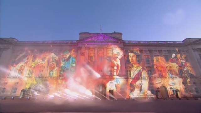 İngiltere Kraliçesi için tüm Birleşik Krallık toprakları fenerlerle aydınlatıldı