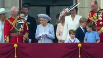 La reina Isabel II se rodea de su familia en el Jubileo de Platino