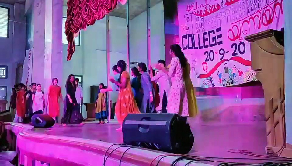 'കണ്ണാടിക്കൂടും കൂട്ടി'; വിദ്യാർത്ഥിനികൾക്കൊപ്പം ചുവടുവച്ച് മഞ്ജു വാര്യർ