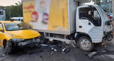 Taksi ile kamyonet kafa kafaya çarpıştı: 3 Yaralı