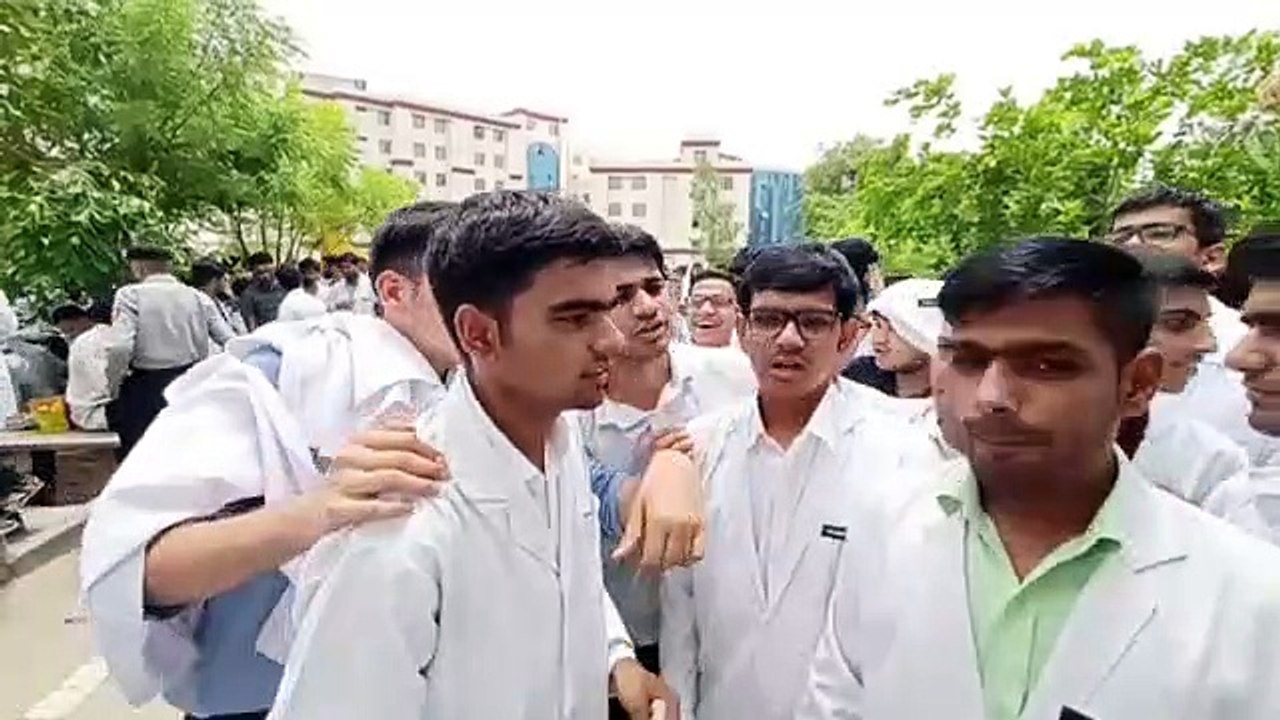 मेडिकल कॉलेज के स्टूडेंट्स का हंगामा