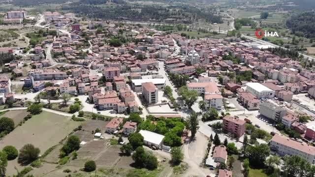İlçenin ilk ve tek bayan şoförü yolların tozunu atıyor