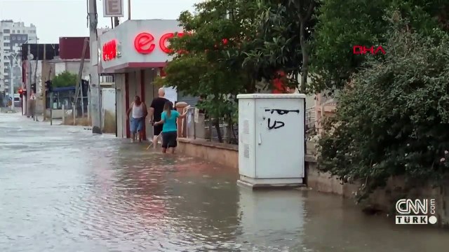 İçme suyu borusu patladı... Ev ve iş yerlerini su bastı!