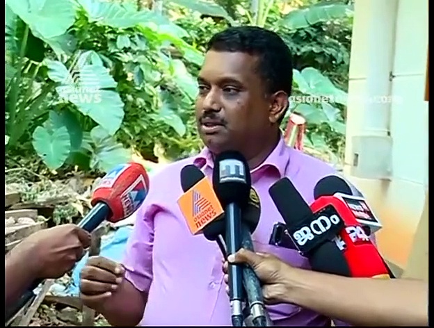 'അവർക്ക് മോളെ ആശുപത്രിയിലെത്തിച്ചിട്ട് എന്നെ വിളിച്ചാൽ പോരാരുന്നോ'; വിഷം കൂടുതൽ പാമ്പിനോ ആ അധ്യാപകർക്കോ