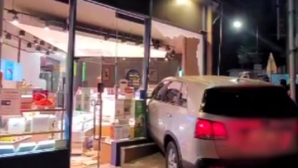 "음주 단속 피하려다"...제과점으로 차량 돌진 / YTN