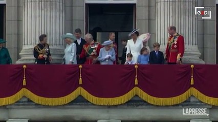 Giubileo di platino: la regina Elisabetta sul balcone e la folla grida "urrà"