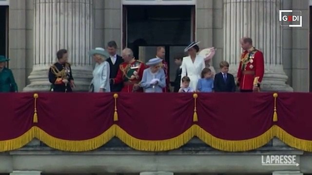 Giubileo di platino: la regina Elisabetta sul balcone e la folla grida urrà