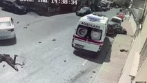Ambulans sürücüsünün dikkati faciayı önledi...Kaza anı kamerada