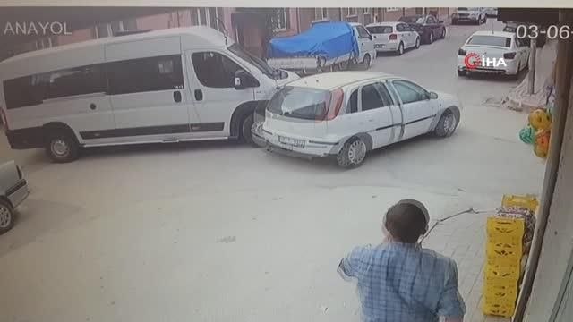 Otomobil ile servis minibüsünün çarpıştığı kaza kamerada: 2 yaralı