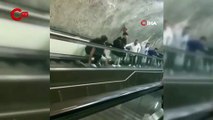 Metroda pes dedirten kavga Yürüyen merdivenlerde yuvarlanarak kavga ettiler