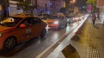 Beyoğlu'nda ağaca çarpan tır trafik yoğunluğuna neden oldu