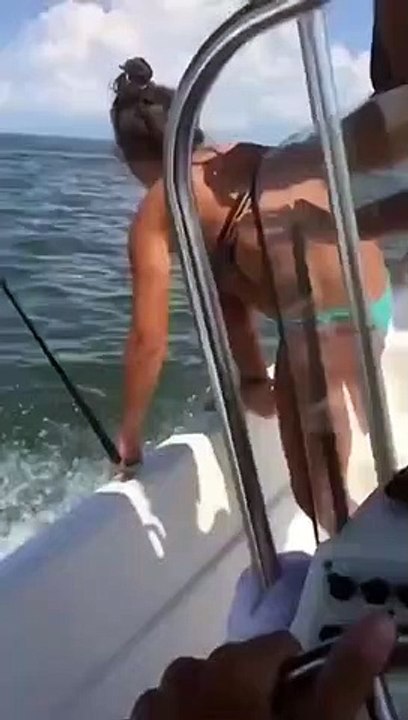 Une fille ne réfléchit pas beaucoup avant de se jeter à l'eau depuis un bateau en marche !