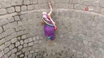 Hindistanlı kadınlar suya erişebilmek için hayatlarını riske atıyor