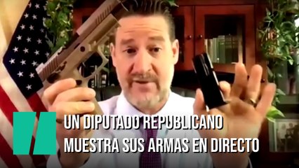 Un diputado republicano muestra cada una de sus cuatro armas durante una comisión