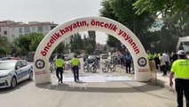 Bisiklet eğitimi alan öğrencilere kask hediye edildi