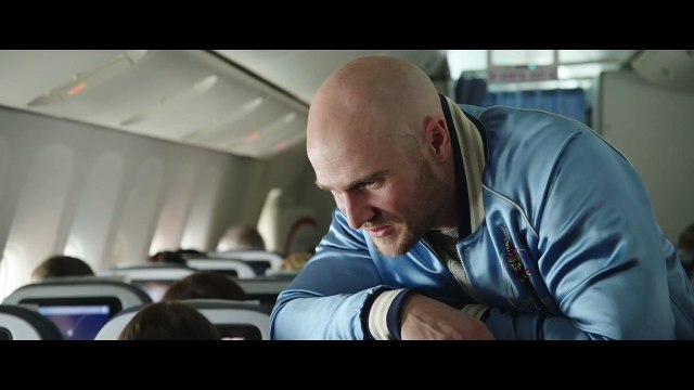 La Revanche des Crevettes Pailletées EXTRAIT VF Un hétéro dans l'équipe