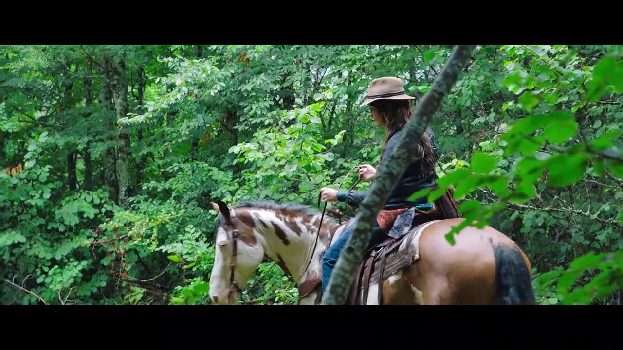 Hommes au bord de la crise de nerfs EXTRAIT VF "Arrivée sous la pluie"