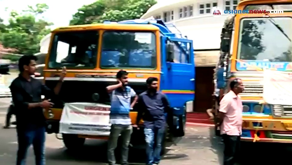 കേടായത് ഒരു ലൈറ്റ്, നന്നാക്കാന്‍ വന്നത് മുപ്പതോളം ചെറുപ്പക്കാര്‍; ലോഡുമായി പോയ ഡ്രൈവര്‍മാര്‍ പറയുന്നു...