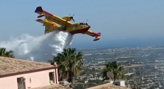 Ispica (RG) - Incendio boschivo minaccia struttura alberghiera (03.06.22)